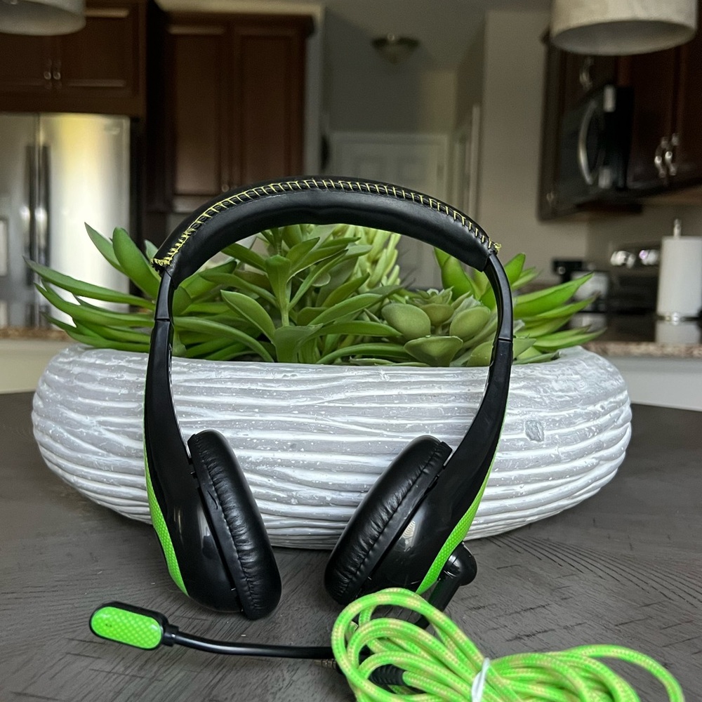 Avid Education Stereo Classroom Computer Headset with Boom Microphone